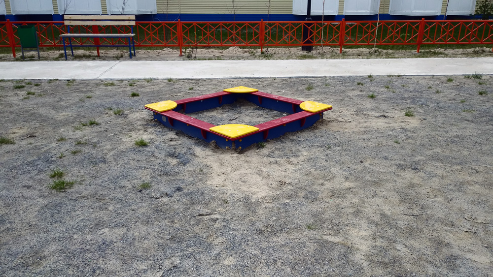 Детская площадка в кв. Школьном (район домов № 12, 13).