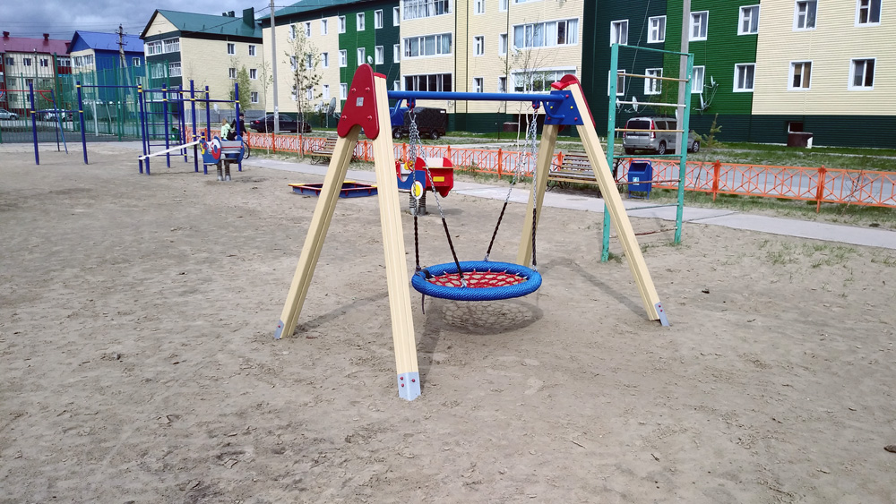 Детская площадка в кв. Комсомольском (район домов № 4, 6).